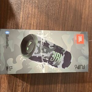 JBL Flip 6 Speaker - Green and Black Camouflage